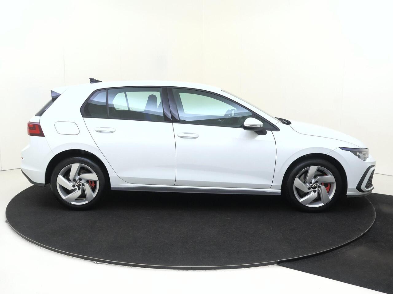 Volkswagen GOLF 1.4 eHybrid GTE | SoH 99% | Trekhaak | LED matrix verlichting | Dodehoek detectie | Adaptieve cruise control | Stoel- en stuurwielverwarming | Navigatie | CarPlay |