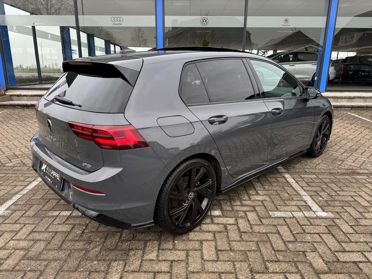 Volkswagen GOLF 1.5 eTSI R-Line DSG | Panodak | IQ.light | LMV18" | NAVI | 1e eig. | Mooi !