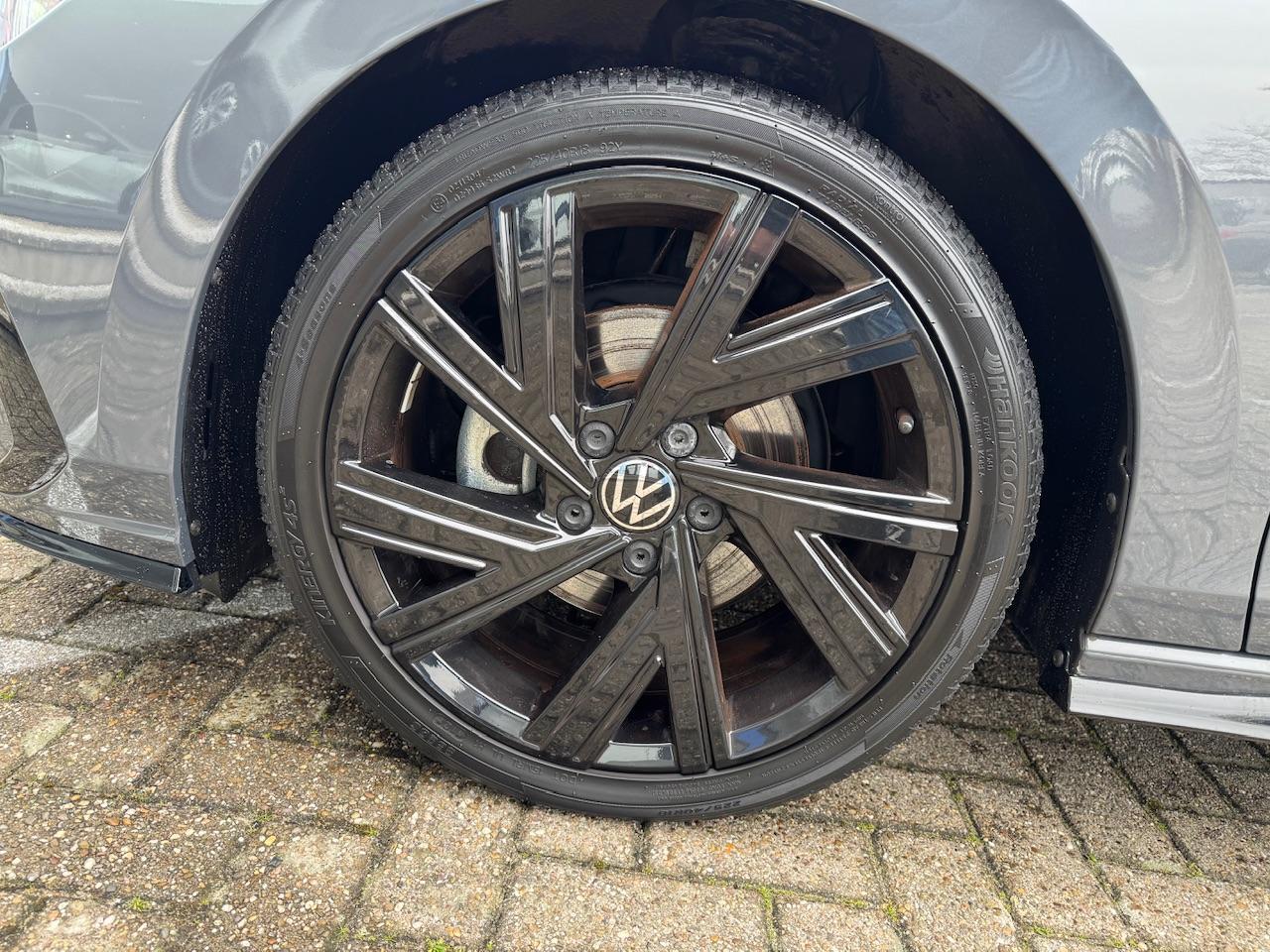 Volkswagen GOLF 1.5 eTSI R-Line DSG | Panodak | IQ.light | LMV18" | NAVI | 1e eig. | Mooi !