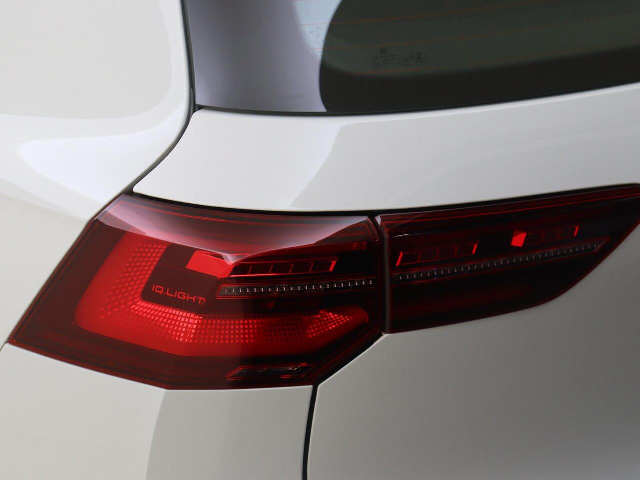 Volkswagen GOLF 1.4 eHybrid Style | SoH 92% | Adaptieve cruise control | LED matrix verlichting | Navigatie | Elektrisch verstelbare bestuurdersstoel met geheugen | Stoel- en stuurwielverwarming | Parkeersensoren | CarPlay |
