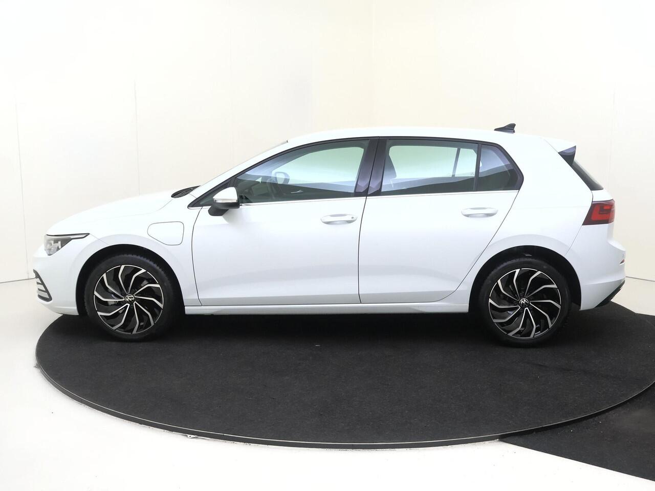 Volkswagen GOLF 1.4 eHybrid Style | SoH 92% | Adaptieve cruise control | LED matrix verlichting | Navigatie | Elektrisch verstelbare bestuurdersstoel met geheugen | Stoel- en stuurwielverwarming | Parkeersensoren | CarPlay |