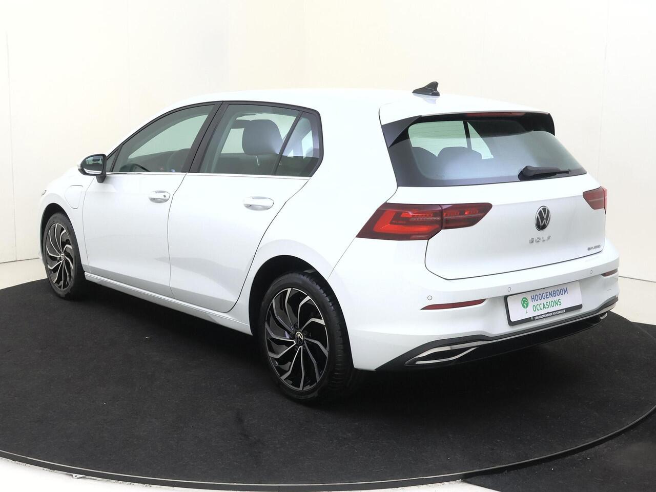 Volkswagen GOLF 1.4 eHybrid Style | SoH 92% | Adaptieve cruise control | LED matrix verlichting | Navigatie | Elektrisch verstelbare bestuurdersstoel met geheugen | Stoel- en stuurwielverwarming | Parkeersensoren | CarPlay |