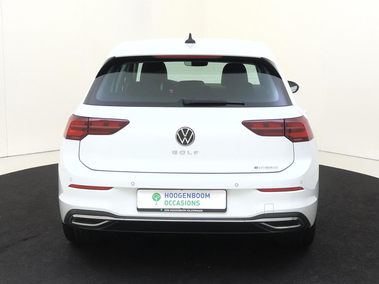 Volkswagen GOLF 1.4 eHybrid Style | SoH 92% | Adaptieve cruise control | LED matrix verlichting | Navigatie | Elektrisch verstelbare bestuurdersstoel met geheugen | Stoel- en stuurwielverwarming | Parkeersensoren | CarPlay |