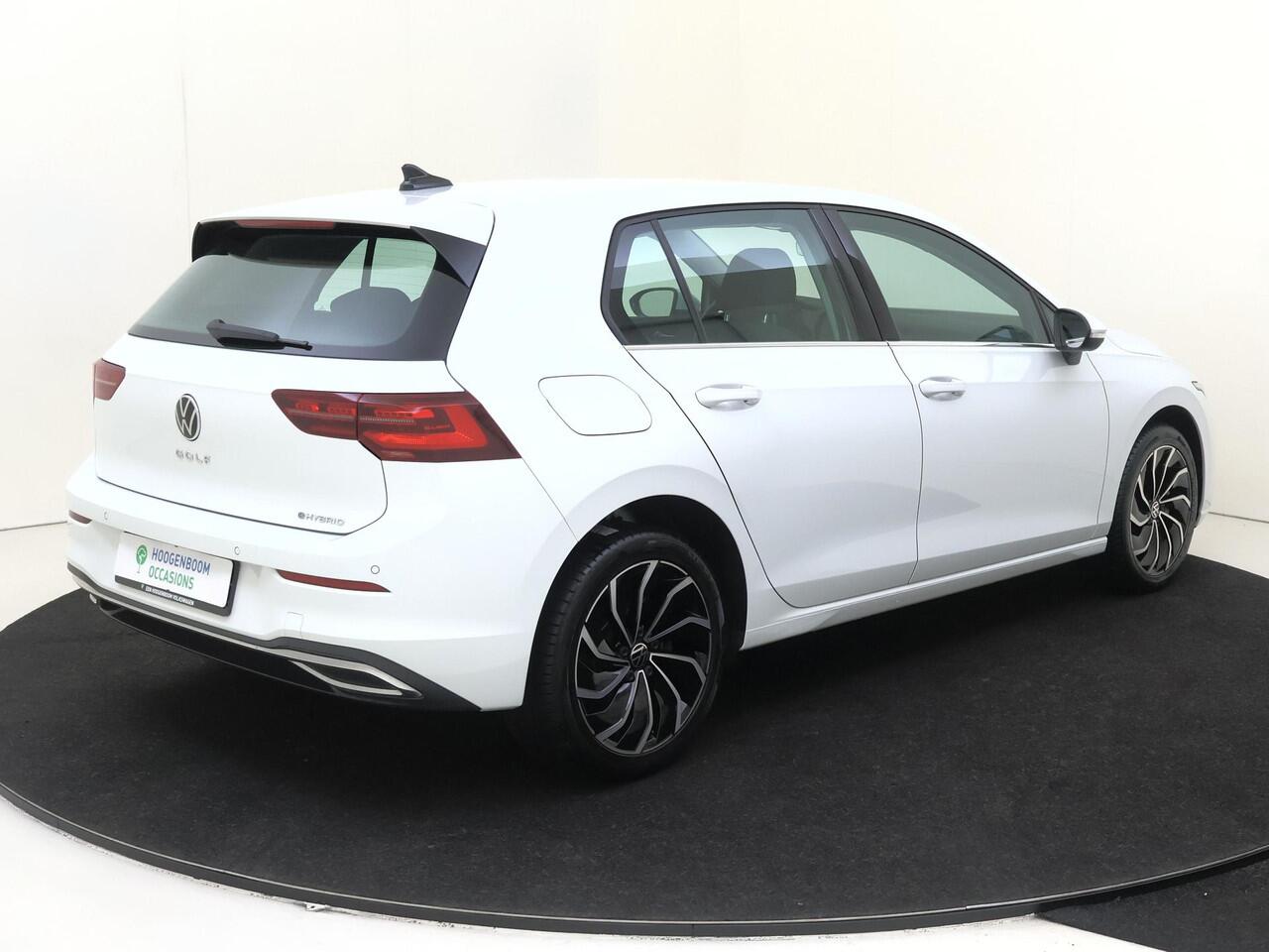 Volkswagen GOLF 1.4 eHybrid Style | SoH 92% | Adaptieve cruise control | LED matrix verlichting | Navigatie | Elektrisch verstelbare bestuurdersstoel met geheugen | Stoel- en stuurwielverwarming | Parkeersensoren | CarPlay |