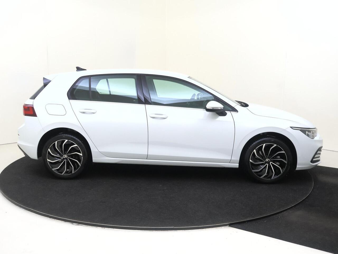 Volkswagen GOLF 1.4 eHybrid Style | SoH 92% | Adaptieve cruise control | LED matrix verlichting | Navigatie | Elektrisch verstelbare bestuurdersstoel met geheugen | Stoel- en stuurwielverwarming | Parkeersensoren | CarPlay |