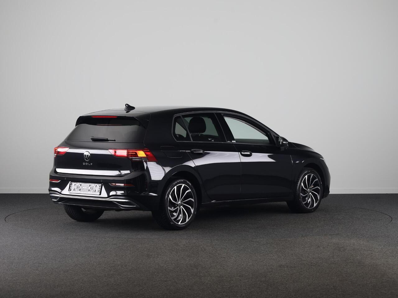 Volkswagen GOLF 1.0 eTSI Life Active 110PK DSG | Navigatie | achteruitrijcamera | LED plus | 17" LM velgen |