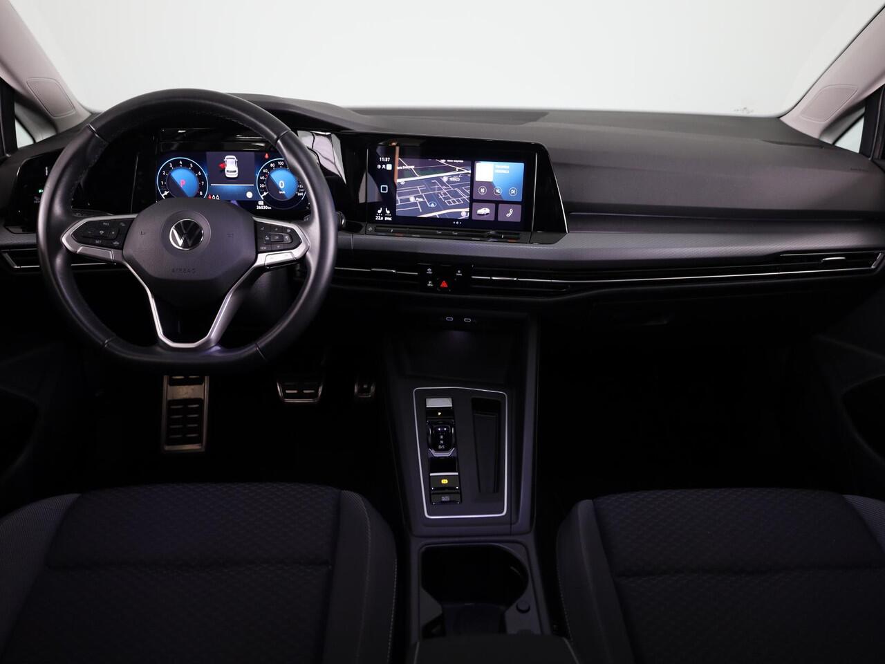 Volkswagen GOLF 1.0 eTSI Life Active 110PK DSG | Navigatie | achteruitrijcamera | LED plus | 17" LM velgen |