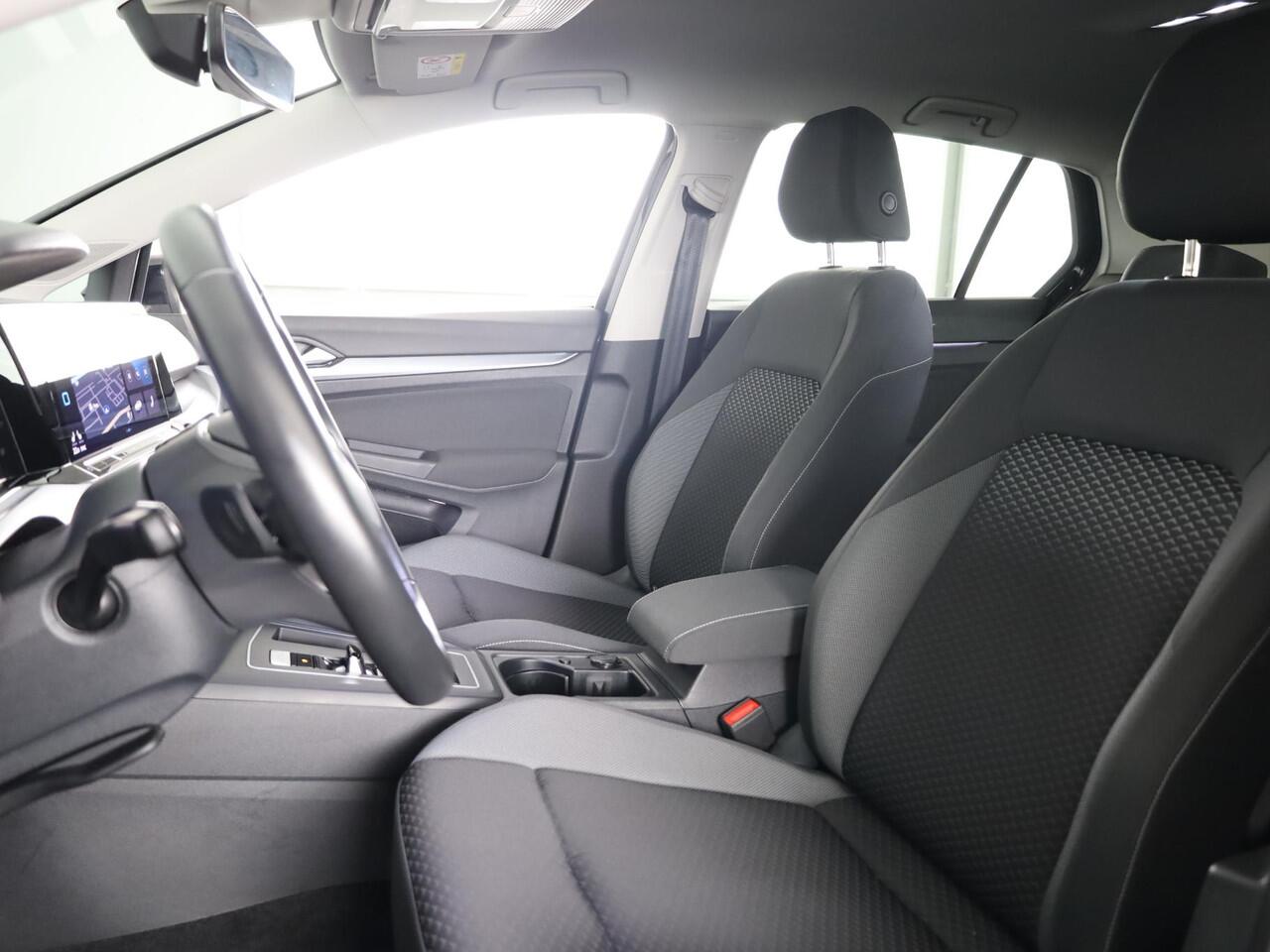 Volkswagen GOLF 1.0 eTSI Life Active 110PK DSG | Navigatie | achteruitrijcamera | LED plus | 17" LM velgen |