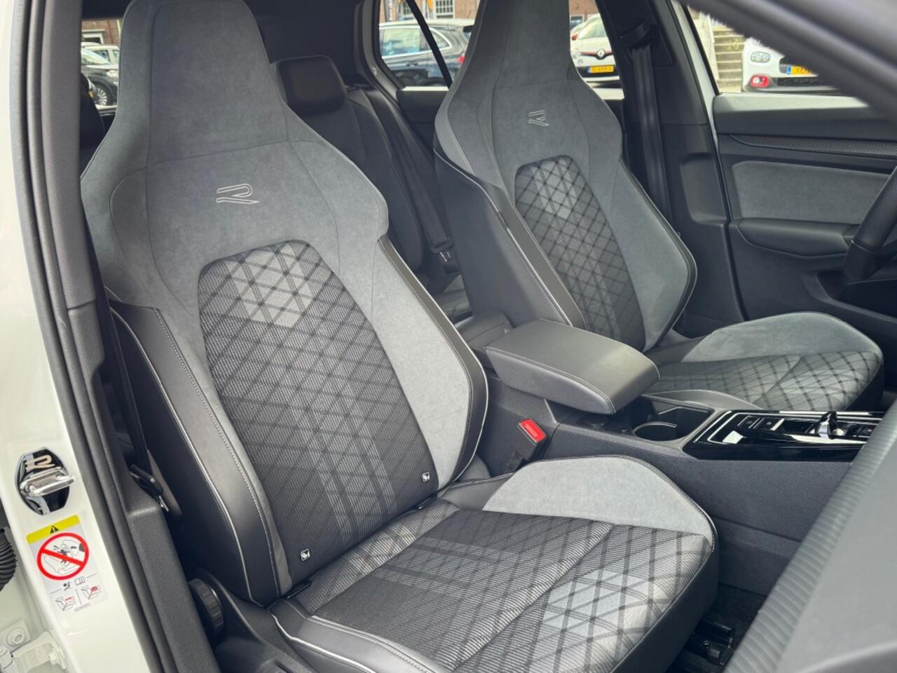 Volkswagen GOLF 1.5 eTSI 150PK DSG AUTOMAAT/R-LINE/2023/22.000KM!