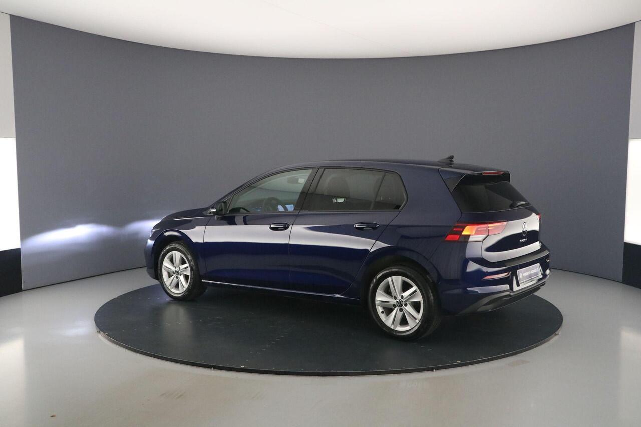 Volkswagen GOLF Life Business 1.5 eTSI 130pk DSG Automaat Adaptive cruise control, Achteruitrijcamera, Stuurwiel verwarmd, Parkeersensoren, App connect, Stoelverwarming