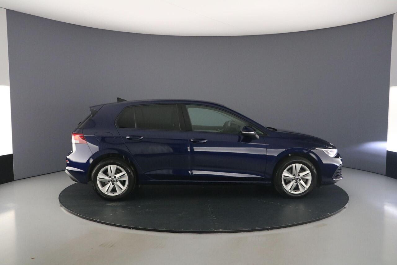 Volkswagen GOLF Life Business 1.5 eTSI 130pk DSG Automaat Adaptive cruise control, Achteruitrijcamera, Stuurwiel verwarmd, Parkeersensoren, App connect, Stoelverwarming