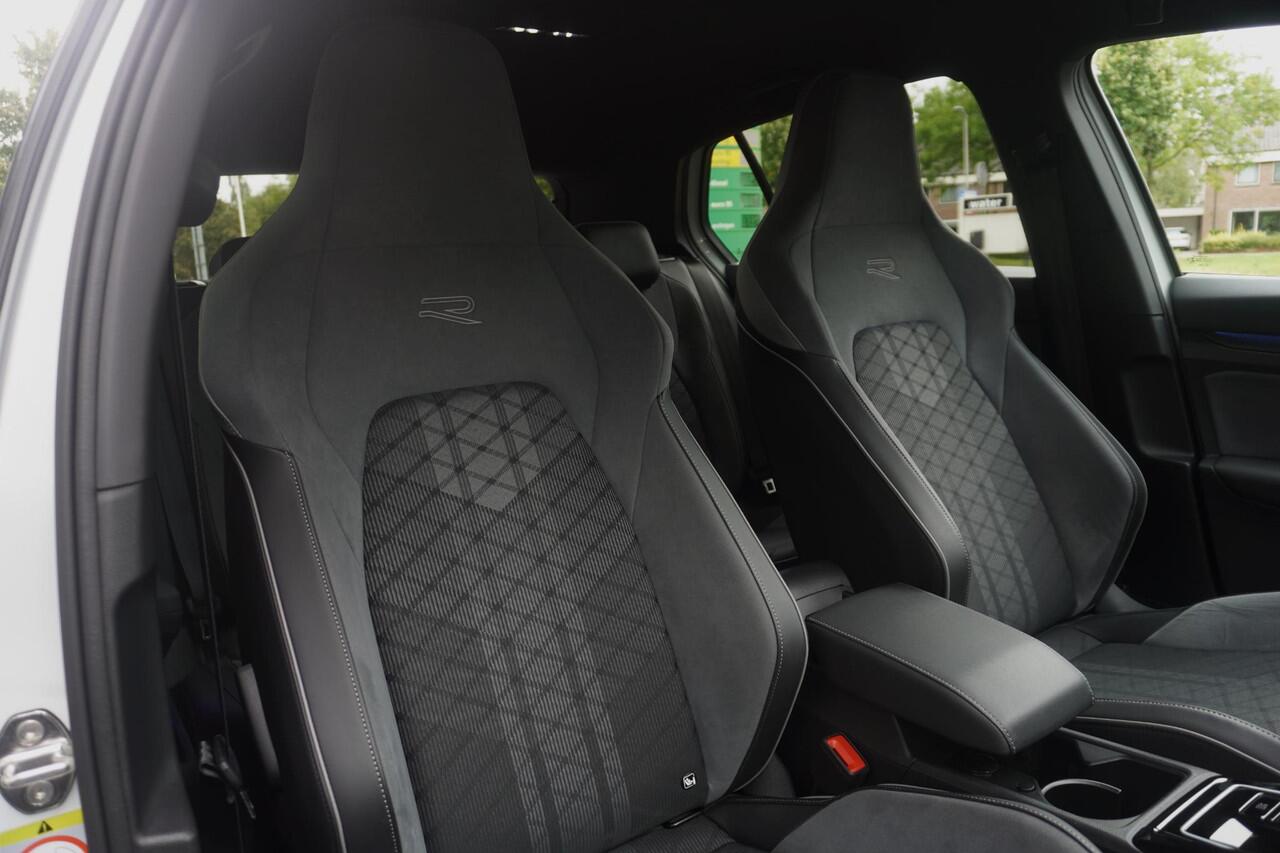 Volkswagen GOLF 1.5 eTSI Style | R-line | Black style | Carplay | Navi | Camera | 18"