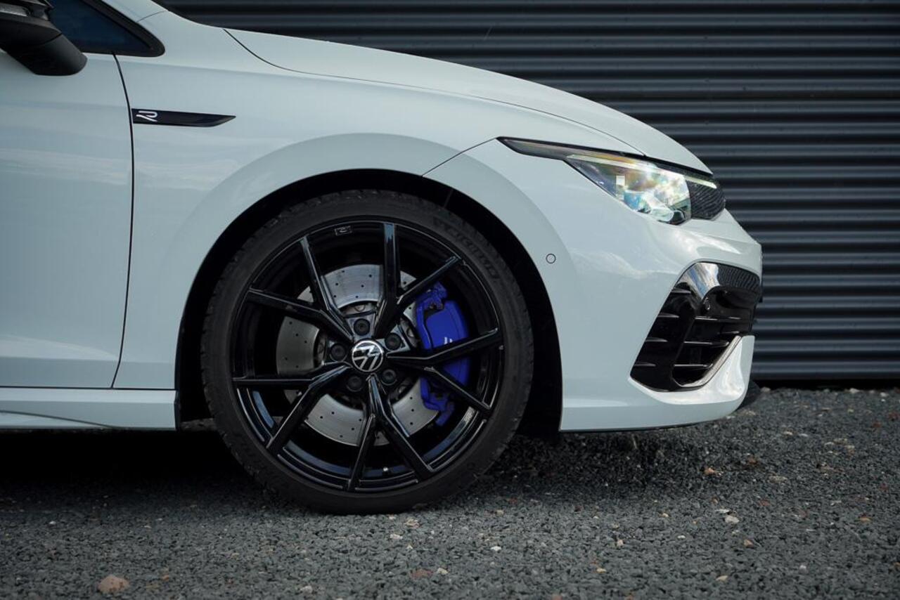 Volkswagen GOLF 2.0 TSI R 4Motion / Pano / Akrapovic / DCC / Stoelklima