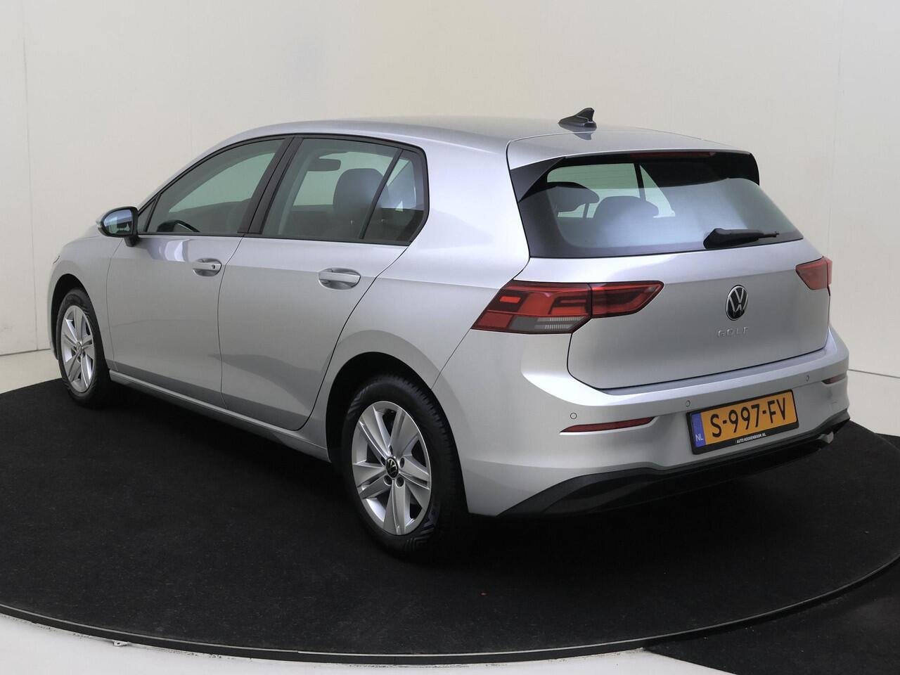 Volkswagen GOLF 1.0 TSI Life | Parkeersensoren | Adaptieve cruise control | CarPlay | Sfeerverlichting | Electronic climate control | Lane assist |