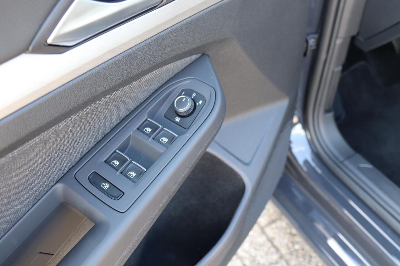 Volkswagen GOLF 1.0 eTSI Life Business