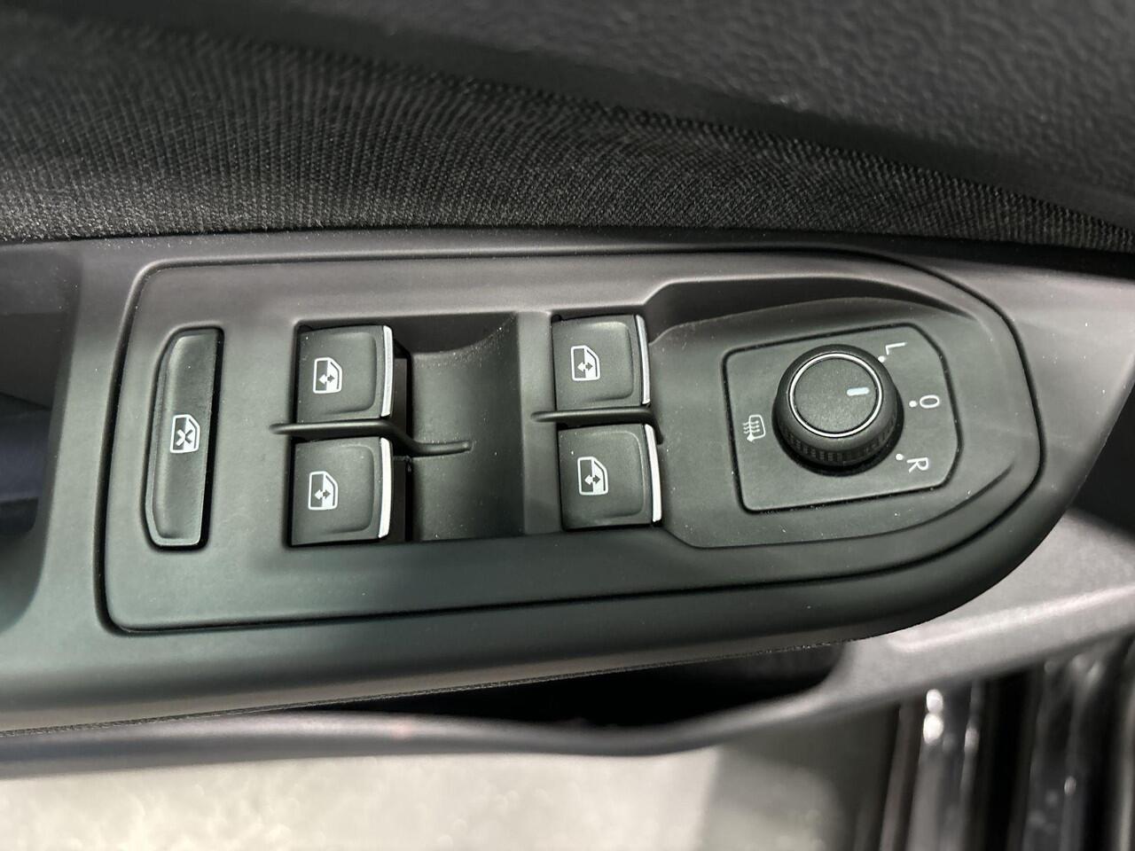 Volkswagen GOLF 1.0 TSI 110pk Life · Apple/Android Car Play · Navigatie · P-Sensoren · Sfeerverlichting · Getint Glas · 16'' Inch · Garantie t/m 03-07-2027 of 100.000km