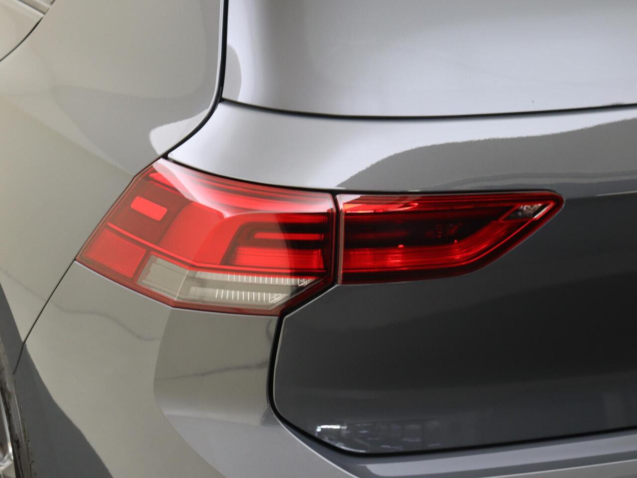 Volkswagen GOLF 1.5 eTSI R-Line | Panoramadak | Navigatie | Parkeersensoren | Adaptieve cruise control | Sfeerverlichting | CarPlay | Draadloze telefoonlader |