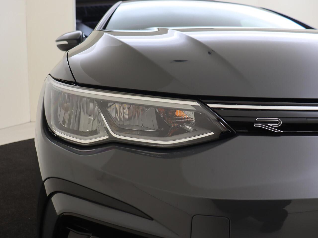 Volkswagen GOLF 1.5 eTSI R-Line | Panoramadak | Navigatie | Parkeersensoren | Adaptieve cruise control | Sfeerverlichting | CarPlay | Draadloze telefoonlader |