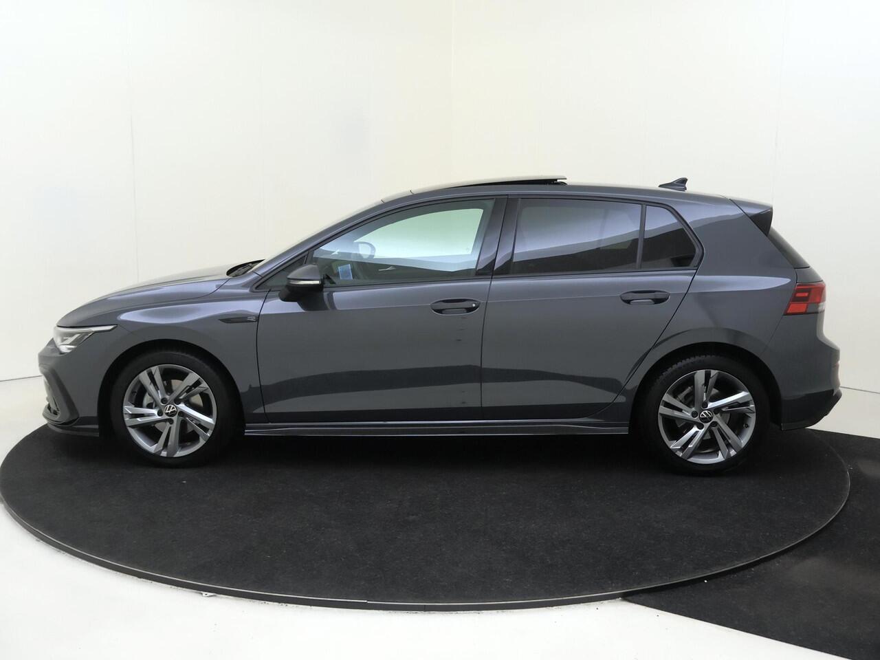 Volkswagen GOLF 1.5 eTSI R-Line | Panoramadak | Navigatie | Parkeersensoren | Adaptieve cruise control | Sfeerverlichting | CarPlay | Draadloze telefoonlader |