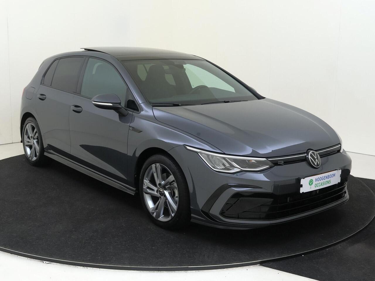 Volkswagen GOLF 1.5 eTSI R-Line | Panoramadak | Navigatie | Parkeersensoren | Adaptieve cruise control | Sfeerverlichting | CarPlay | Draadloze telefoonlader |