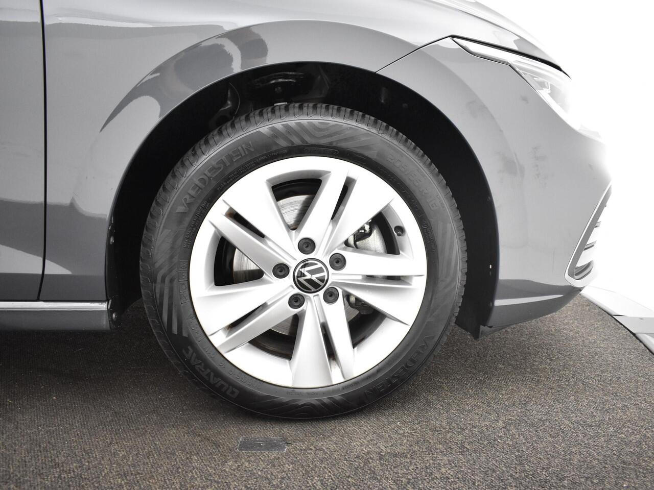 Volkswagen GOLF Variant 1.0 TSI 110pk Life · Camera · Elek. Trekhaak · Apple/Android Car Play · Navigatie · P-sensoren · 16'' Inch · Garantie t/m 08-05-2027 of 100.000km