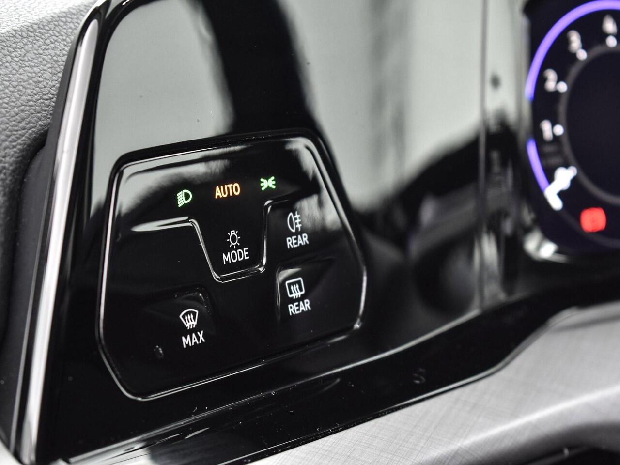 Volkswagen GOLF 1.0 TSI 110pk Life · Apple/Android Car Play · Navi · P-Sensoren · ACC · DAB · Getint Glas · Sfeerverlichting · 16'' Inch · Garantie t/m 30-08-2027 of 100.000km