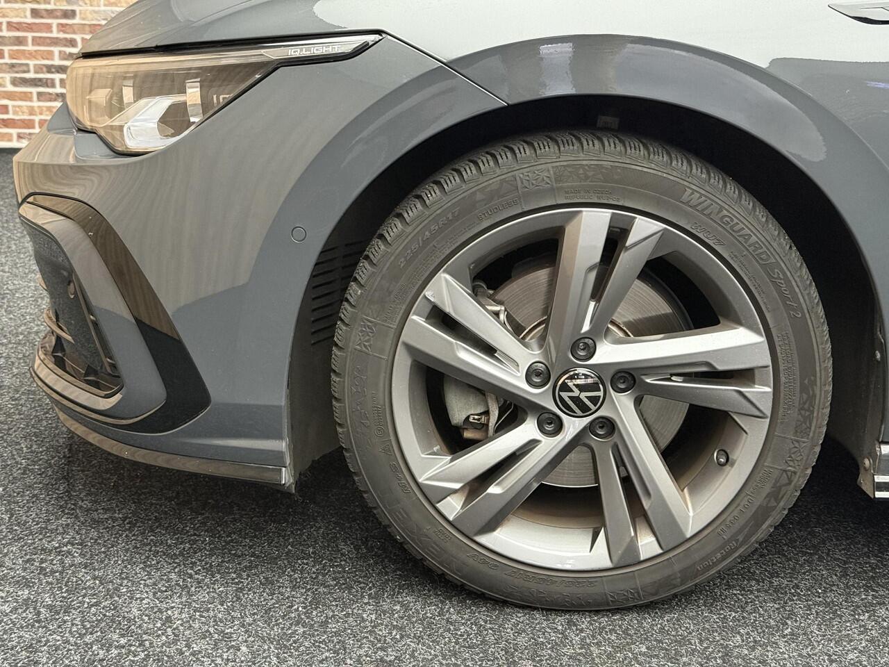 Volkswagen GOLF 1.5 TSI R-Line PANORAMA AMBIENT LIGHT STOEL/STUUR VERWARMING PARKEERHULP