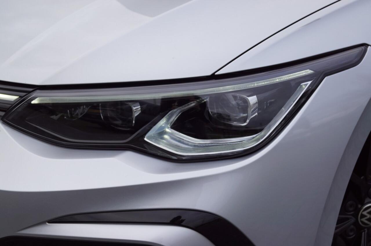 Volkswagen GOLF R-Line black1.5 TSI DSG 150pk/ Panodak /19 Inch LM/ IQ LED / App-Connect/Camera/Navi