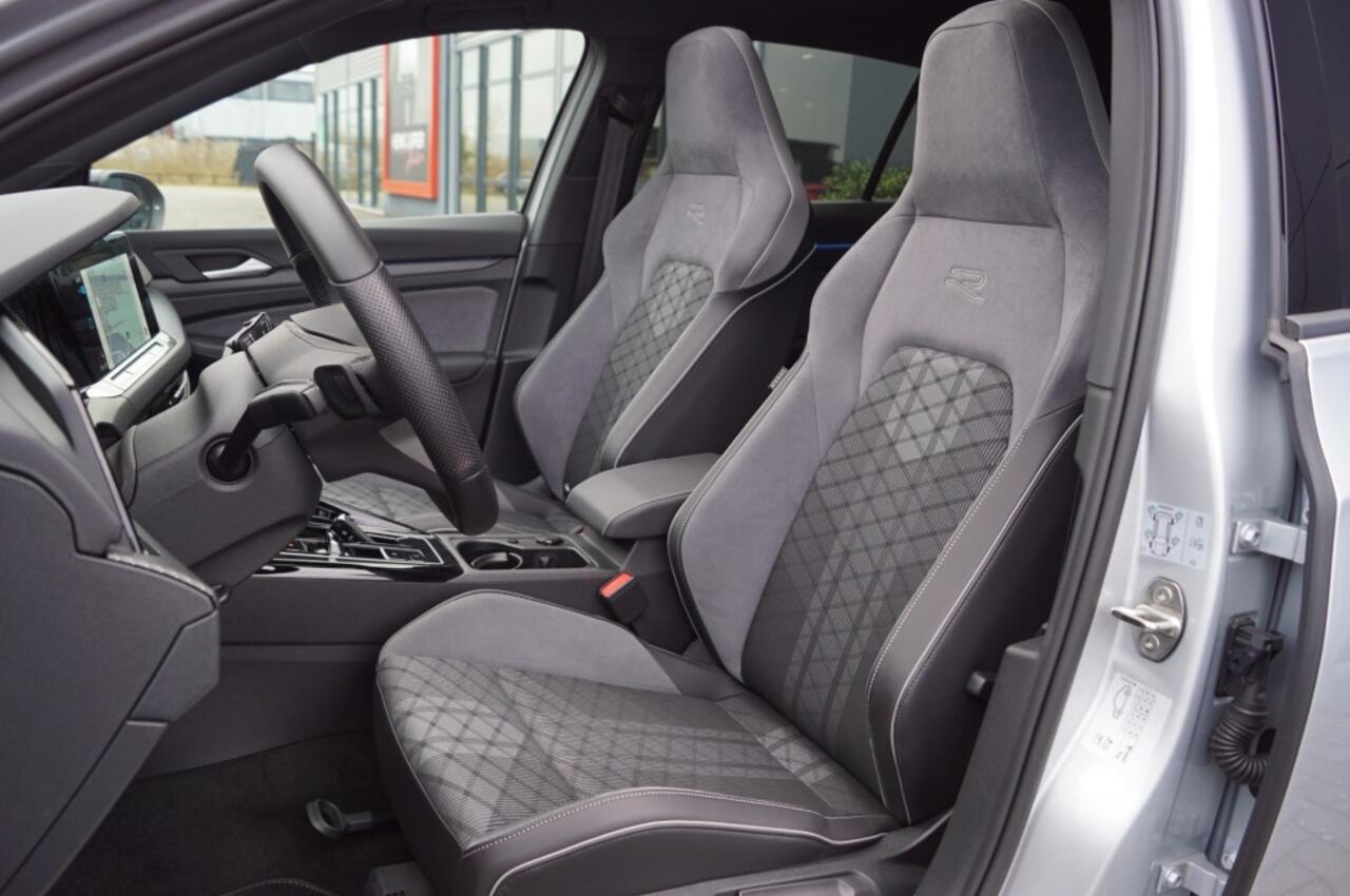 Volkswagen GOLF R-Line black1.5 TSI DSG 150pk/ Panodak /19 Inch LM/ IQ LED / App-Connect/Camera/Navi