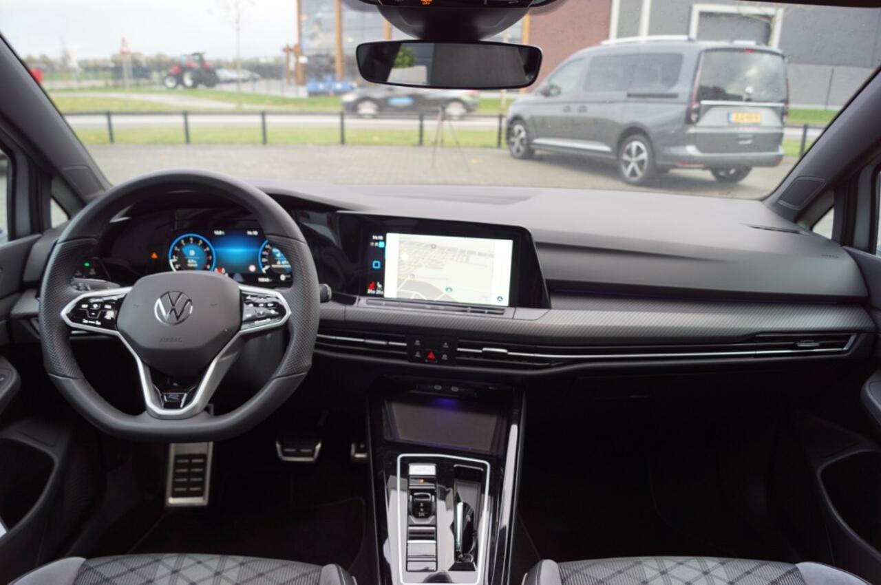 Volkswagen GOLF R-Line black1.5 TSI DSG 150pk/ Panodak /19 Inch LM/ IQ LED / App-Connect/Camera/Navi