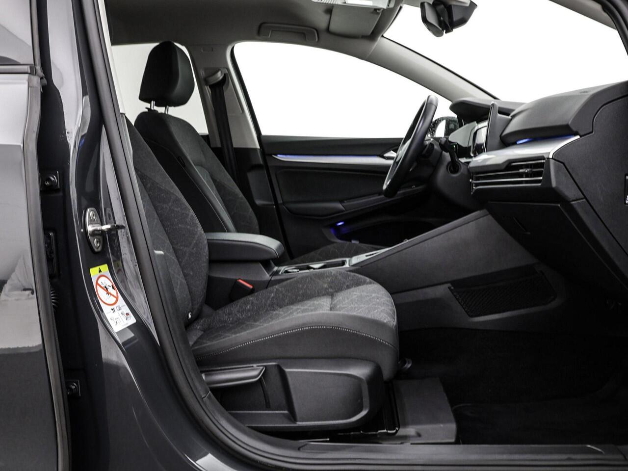 Volkswagen GOLF Variant 1.0 110pk eTSI DSG Life · Camera · Keyless · Apple/Android Car Play · Elek. Trekhaak · Navigatie · P-Sensoren · 16'' Inch · Garantie t/m 13-06-2027 of 100.000km