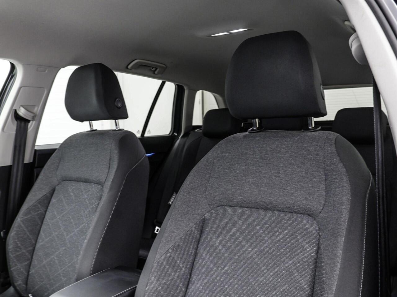 Volkswagen GOLF Variant 1.0 110pk eTSI DSG Life · Camera · Keyless · Apple/Android Car Play · Elek. Trekhaak · Navigatie · P-Sensoren · 16'' Inch · Garantie t/m 13-06-2027 of 100.000km