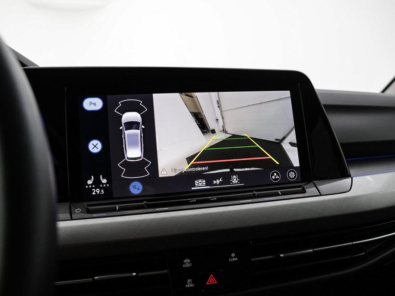 Volkswagen GOLF Variant 1.0 110pk eTSI DSG Life · Camera · Keyless · Apple/Android Car Play · Elek. Trekhaak · Navigatie · P-Sensoren · 16'' Inch · Garantie t/m 13-06-2027 of 100.000km