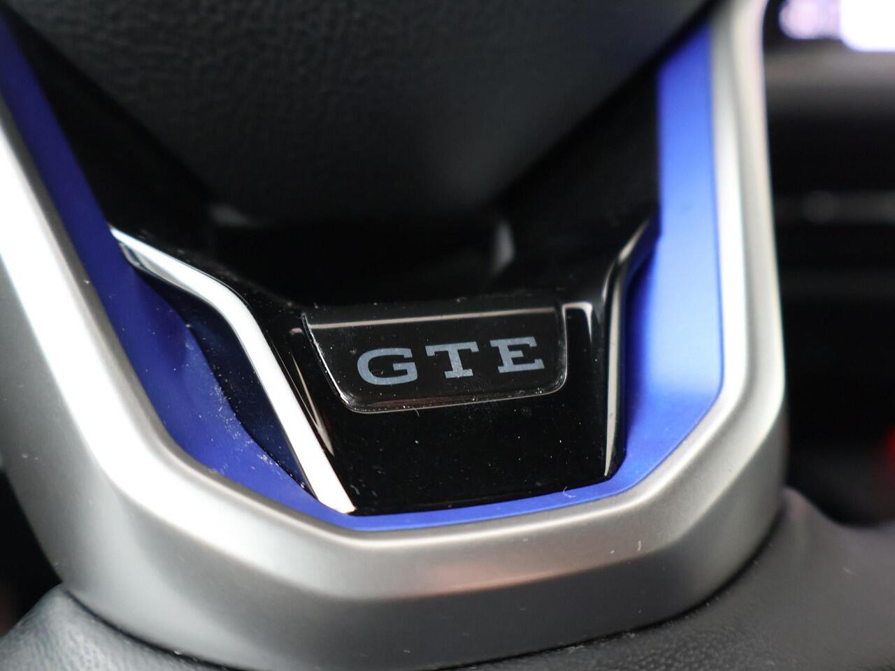 Volkswagen GOLF 1.4 eHybrid GTE | 245 PK | SoH 97% | Panoramadak | Achteruitrijcamera | Voorstoelen verwarmd | LED verlichting |