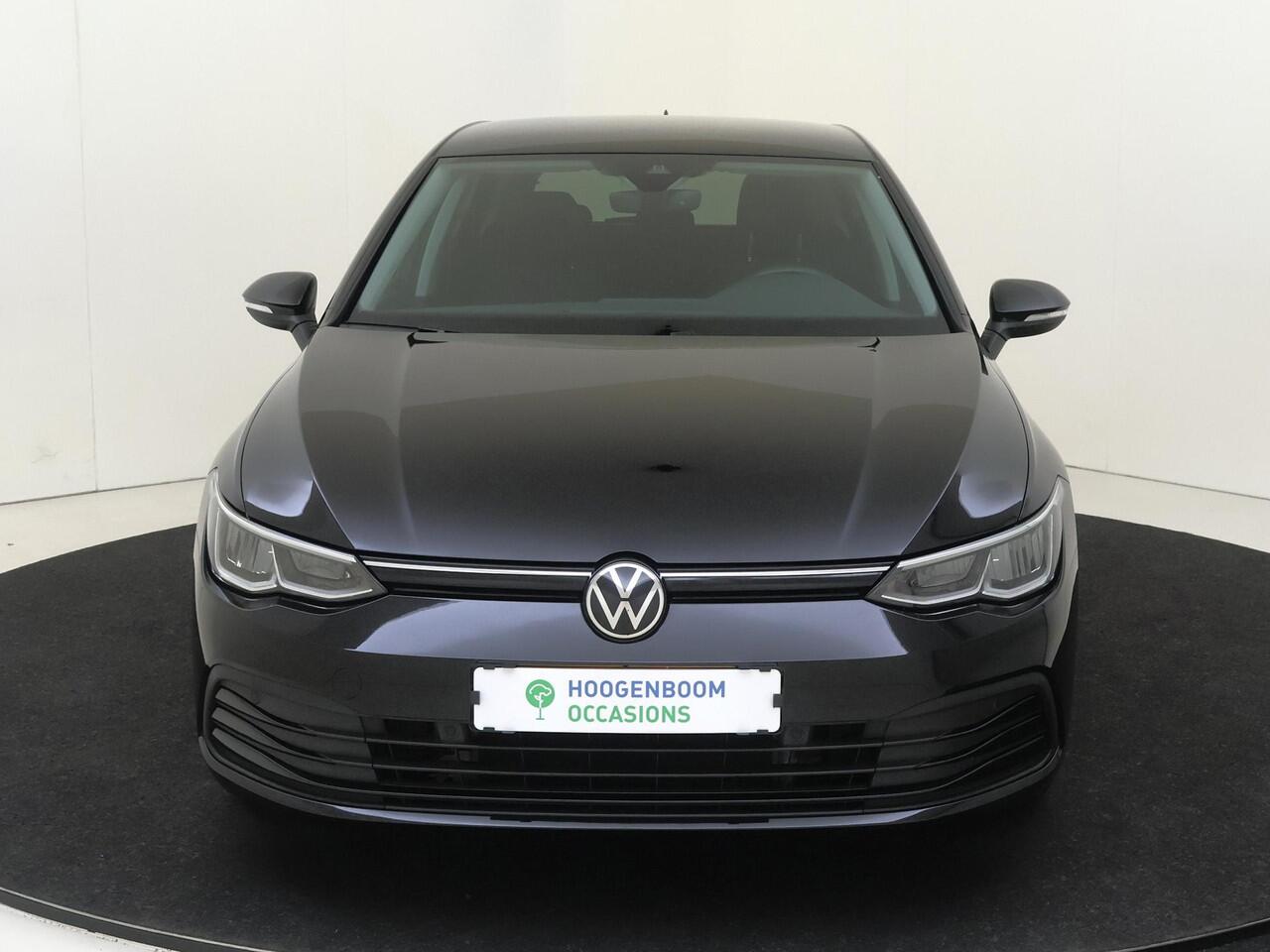 Volkswagen GOLF 1.0 eTSI Life | Adaptieve cruise control | CarPlay | Parkeersensoren | Draadloze telefoonlader | Bluetooth | Getint glas | Sfeerverlichting |