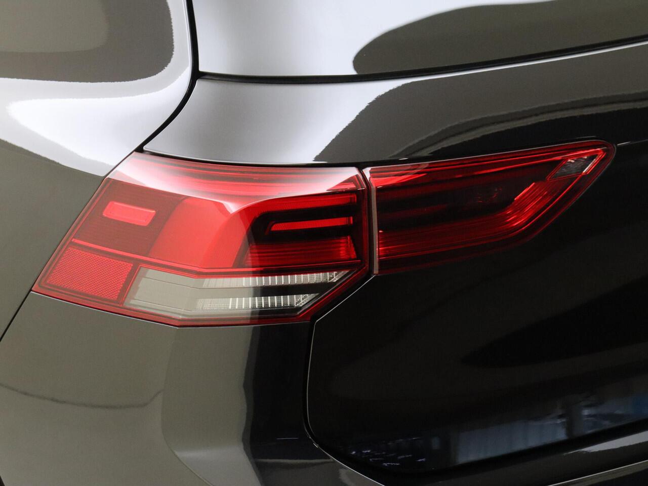 Volkswagen GOLF 1.0 eTSI Life | Adaptieve cruise control | CarPlay | Parkeersensoren | Draadloze telefoonlader | Bluetooth | Getint glas | Sfeerverlichting |