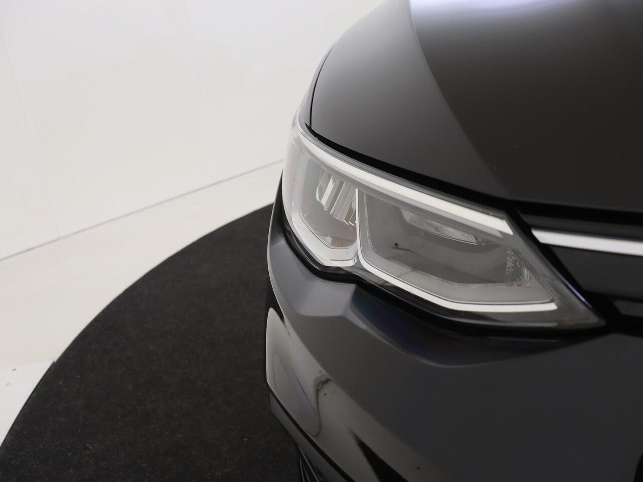 Volkswagen GOLF 1.0 eTSI Life | Adaptieve cruise control | CarPlay | Parkeersensoren | Draadloze telefoonlader | Bluetooth | Getint glas | Sfeerverlichting |