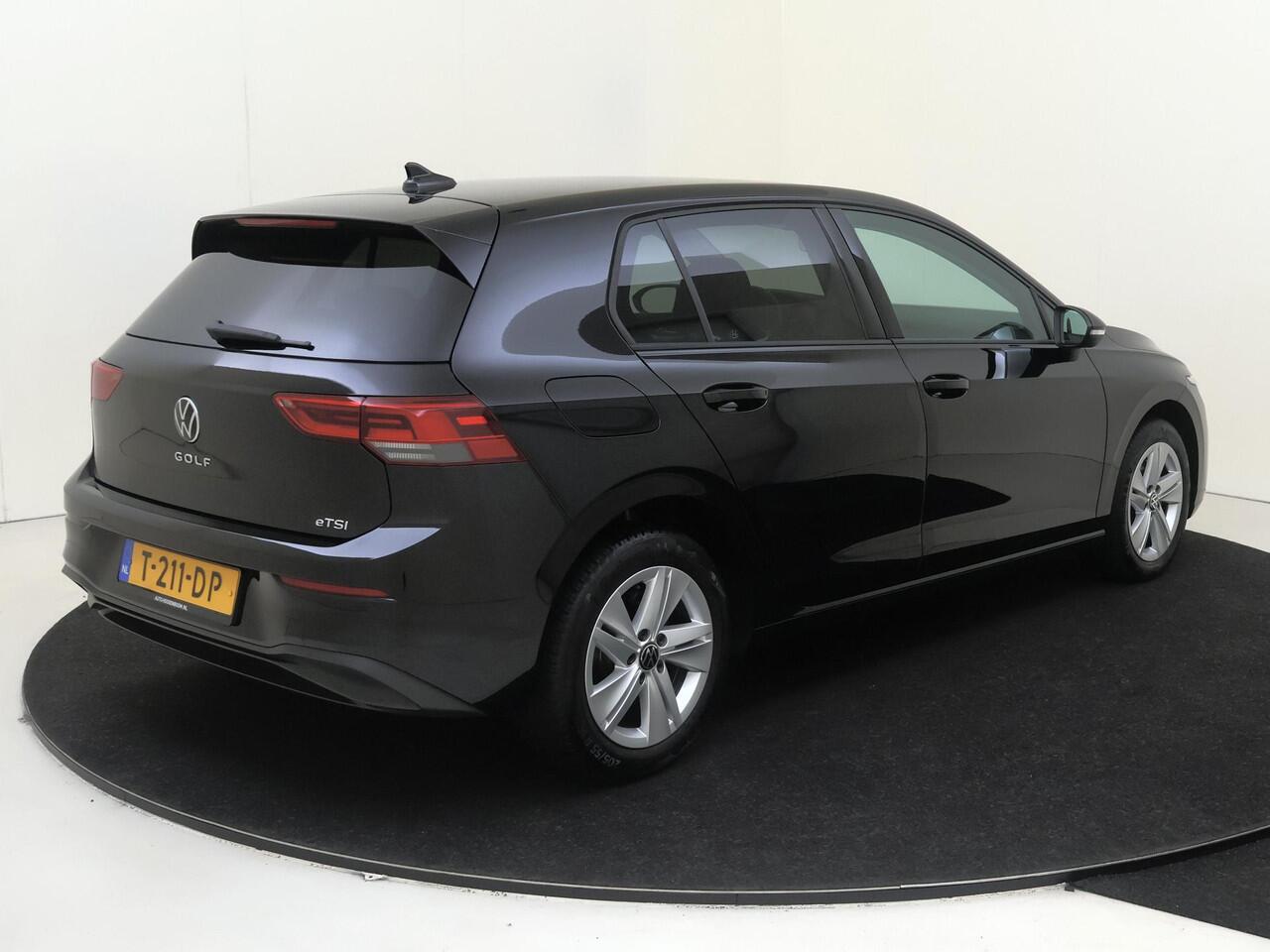 Volkswagen GOLF 1.0 eTSI Life | Adaptieve cruise control | CarPlay | Parkeersensoren | Draadloze telefoonlader | Bluetooth | Getint glas | Sfeerverlichting |