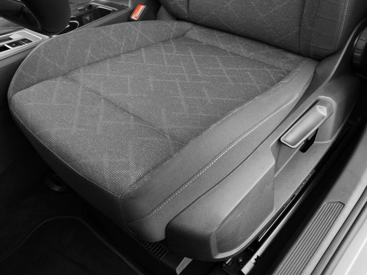 Volkswagen GOLF 1.0 eTSI 110pk DSG Life · Apple/Android Car Play · P-Sensoren · Sfeerverlichting · Navigatie · 16'' Inch · garantie t/m 18-10-2027 of 100.000km