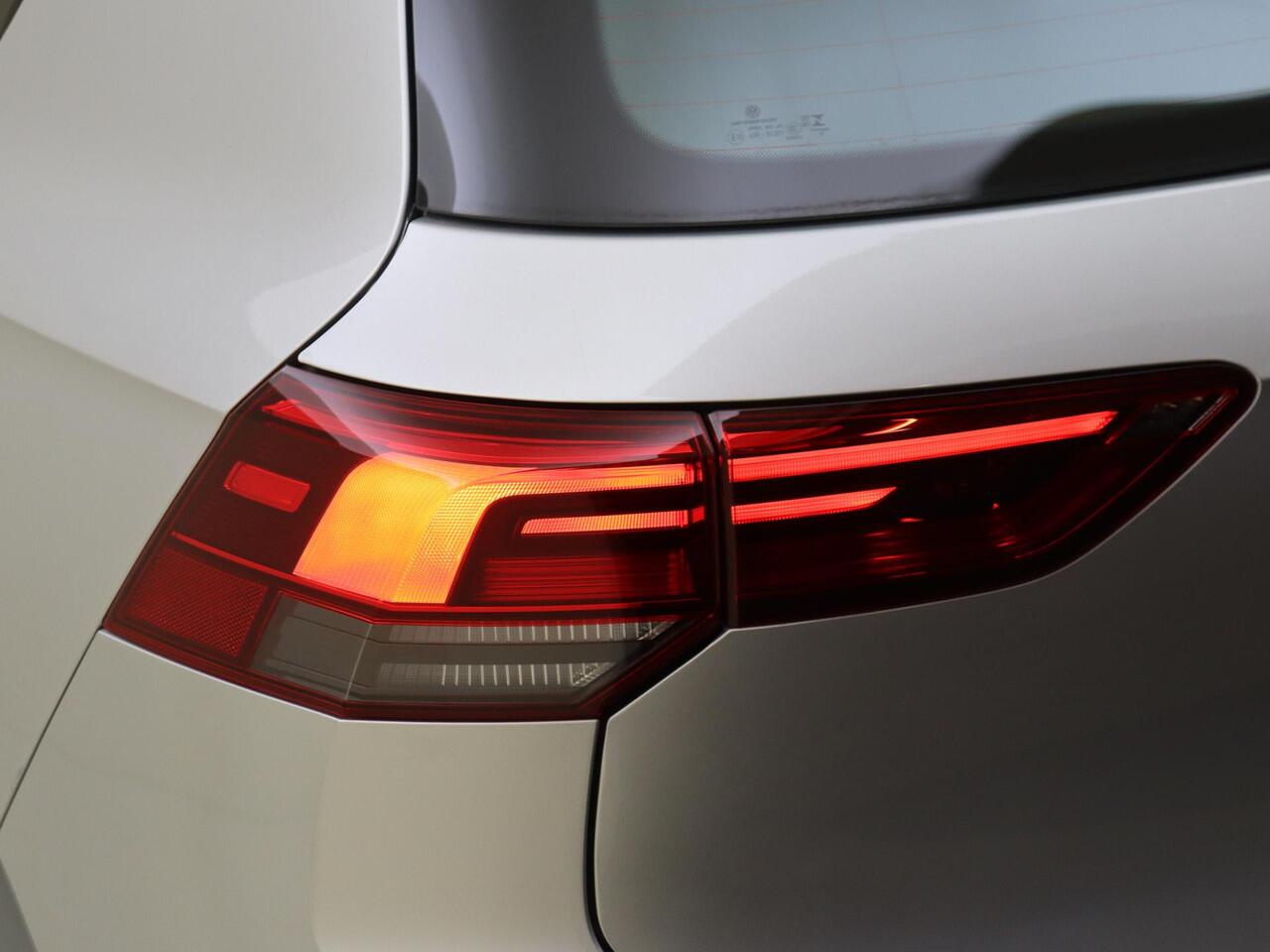 Volkswagen GOLF 1.0 TSI Life | Parkeersensoren | Adaptieve cruise control | CarPlay | Sfeerverlichting | Electronic climate control | Lane assist |