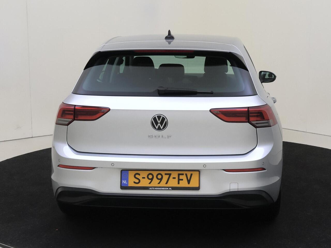Volkswagen GOLF 1.0 TSI Life | Parkeersensoren | Adaptieve cruise control | CarPlay | Sfeerverlichting | Electronic climate control | Lane assist |