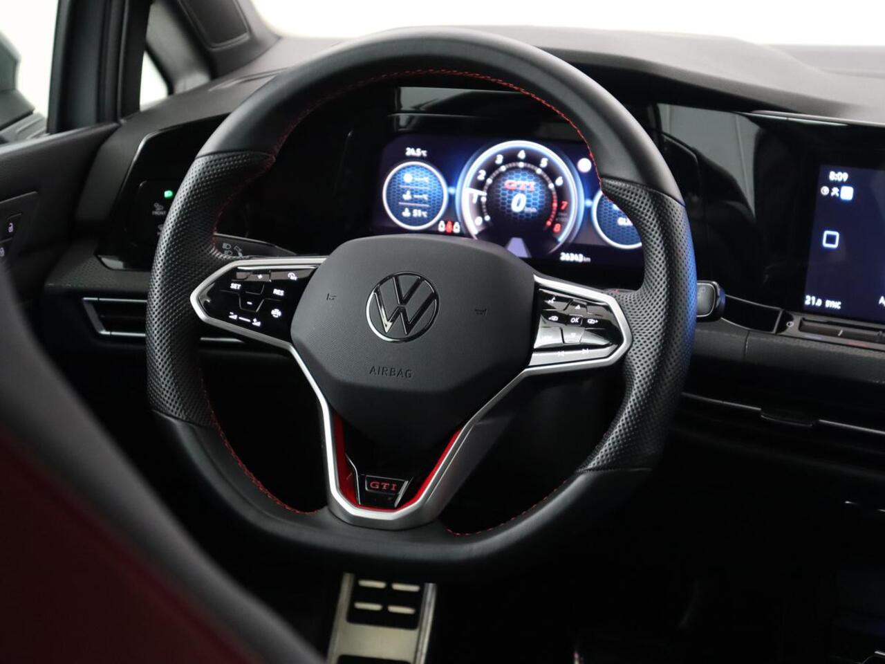 Volkswagen GOLF 2.0 TSI GTI | Carplay | Sfeerverlichting | LED Plus | Sportstoelen | Parkeerhulp | Digital Cockpit | Climate control
