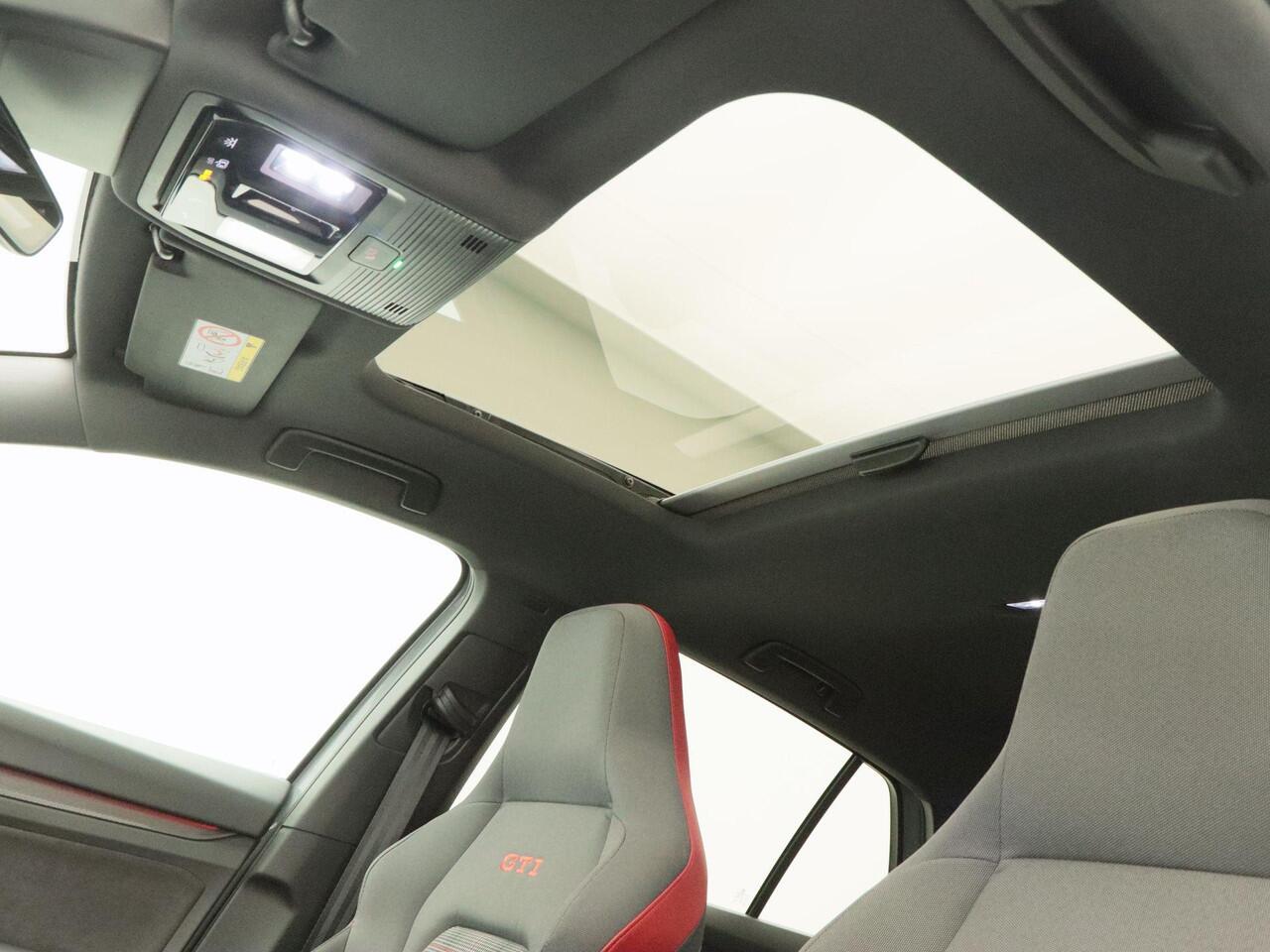 Volkswagen GOLF 2.0 GTi TSi 245 Pk Automaat | Panoramadak | Adaptive Cruise | Head Up | Navigatie | Carplay | 19 inch | 48.591 Km!!