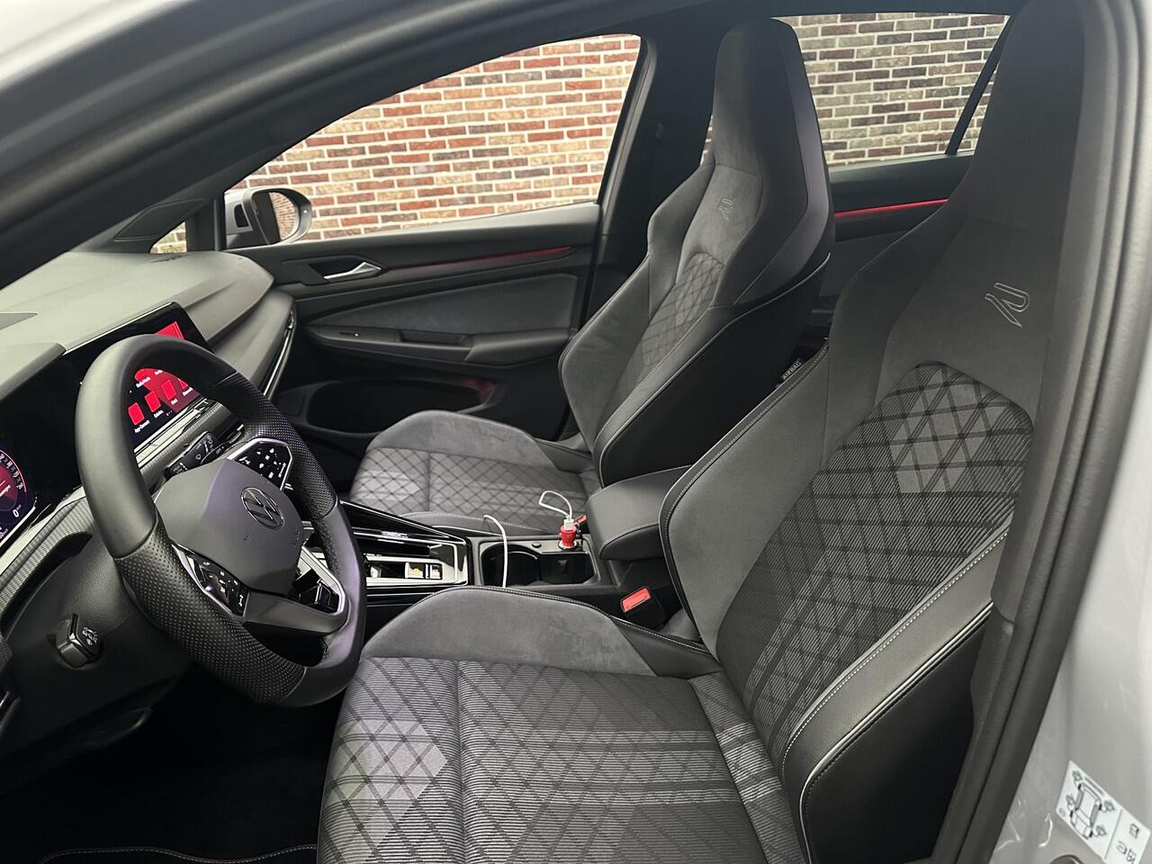 Volkswagen GOLF 1.5 eTSI R-Line Dodehoek herkenning | Camera | Virtual display | Keyless entry