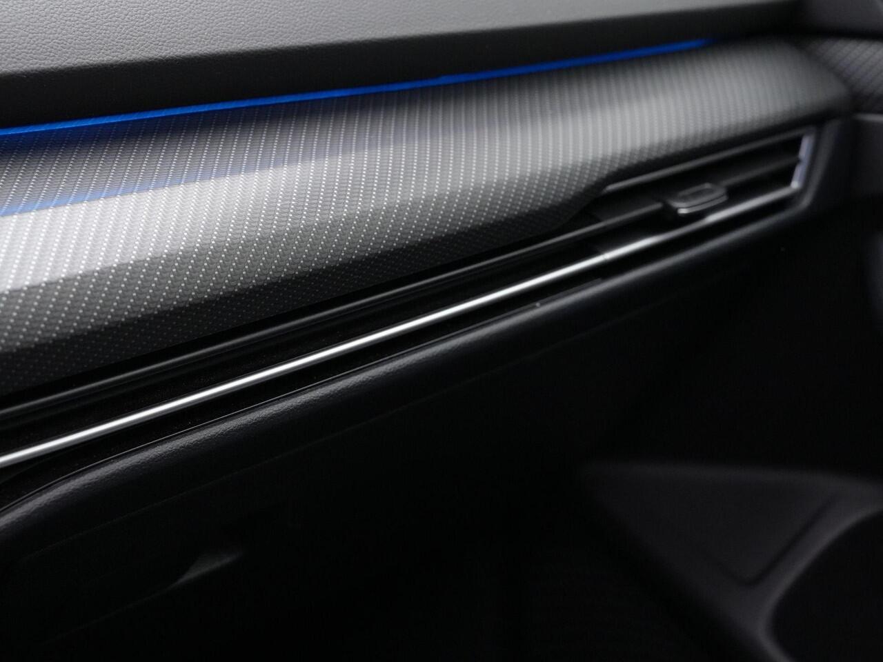 Volkswagen GOLF 1.5 eTSI DSG R-Line Business | Panoramadak | IQ Light | Stuur-/stoelverwarming | Achteruitrijcamera