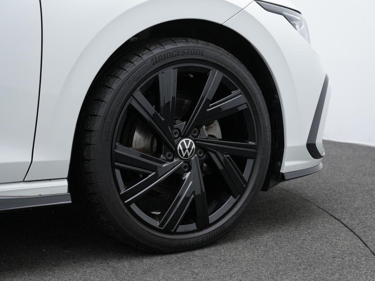 Volkswagen GOLF 1.5 eTSI DSG R-Line Business | Panoramadak | IQ Light | Stuur-/stoelverwarming | Achteruitrijcamera