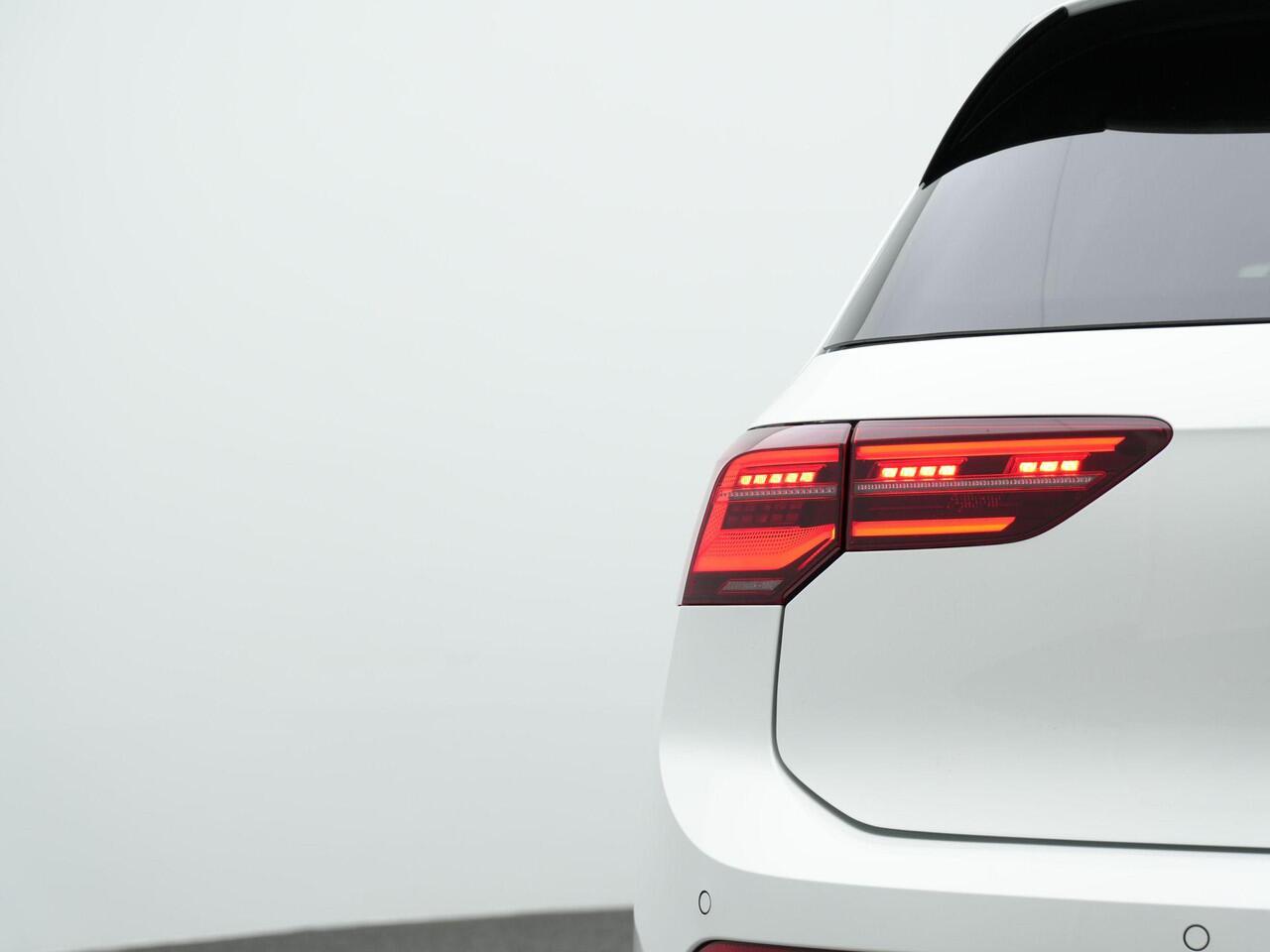 Volkswagen GOLF 1.5 eTSI DSG R-Line Business | Panoramadak | IQ Light | Stuur-/stoelverwarming | Achteruitrijcamera