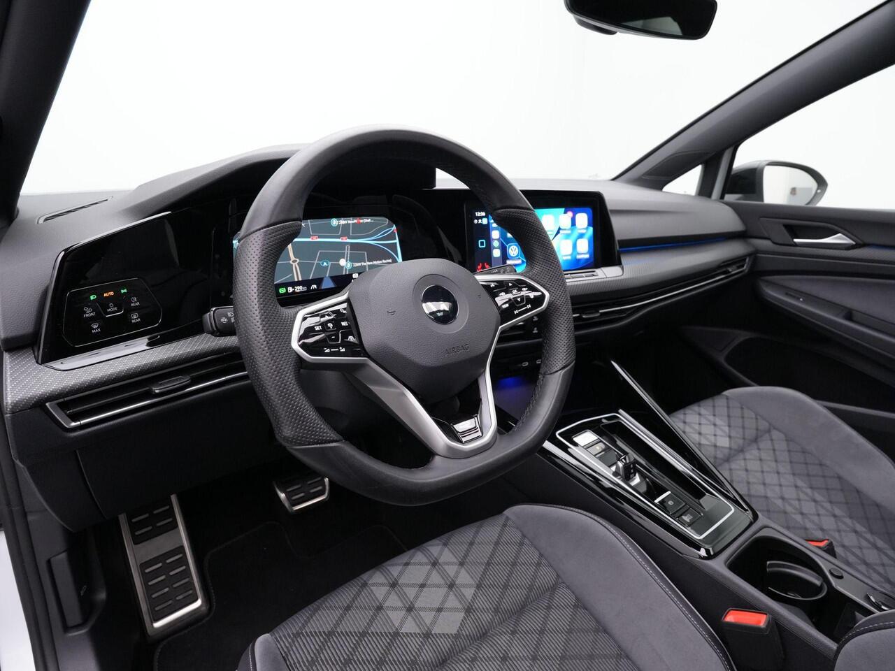 Volkswagen GOLF 1.5 eTSI DSG R-Line Business | Panoramadak | IQ Light | Stuur-/stoelverwarming | Achteruitrijcamera