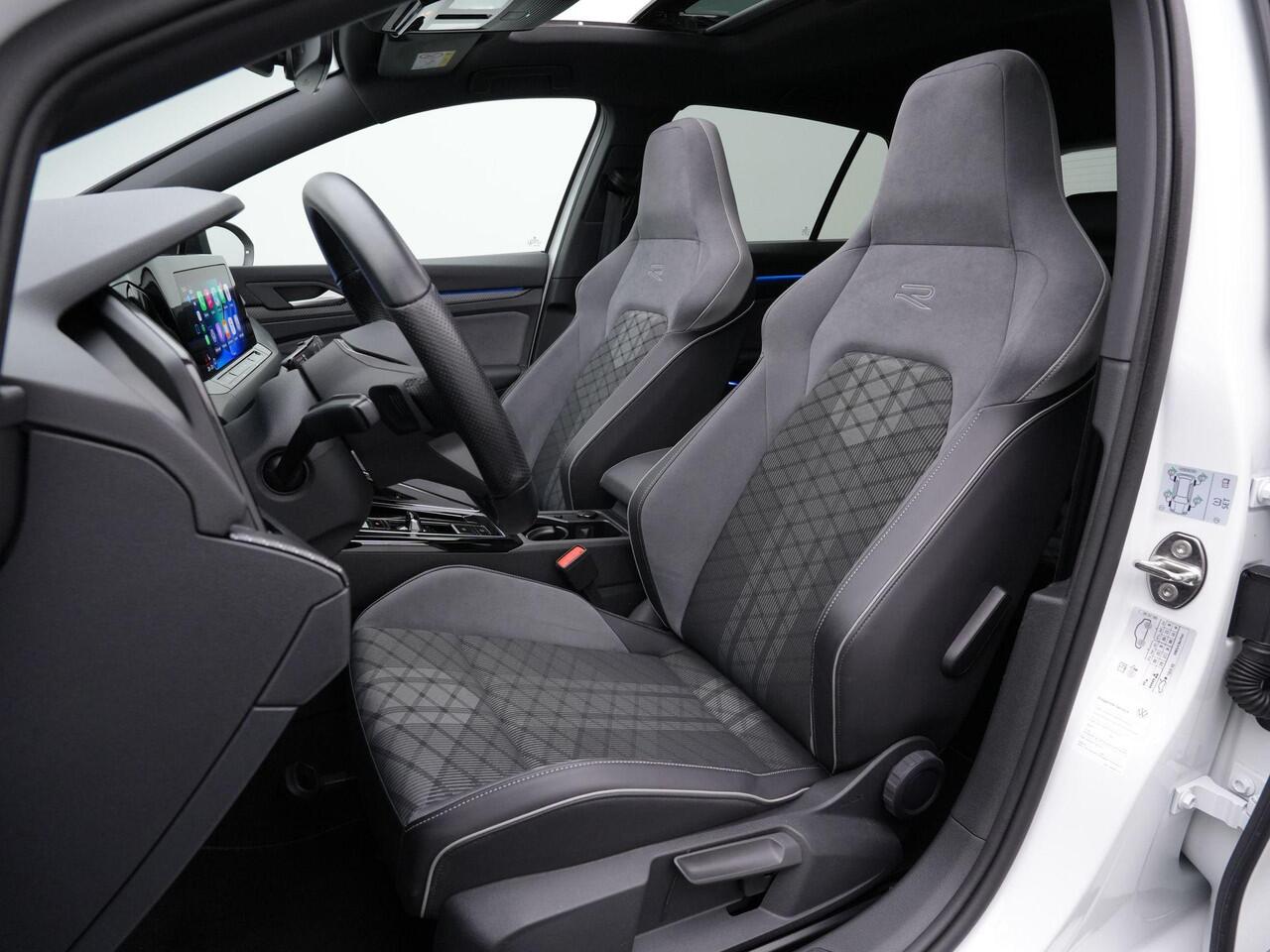 Volkswagen GOLF 1.5 eTSI DSG R-Line Business | Panoramadak | IQ Light | Stuur-/stoelverwarming | Achteruitrijcamera