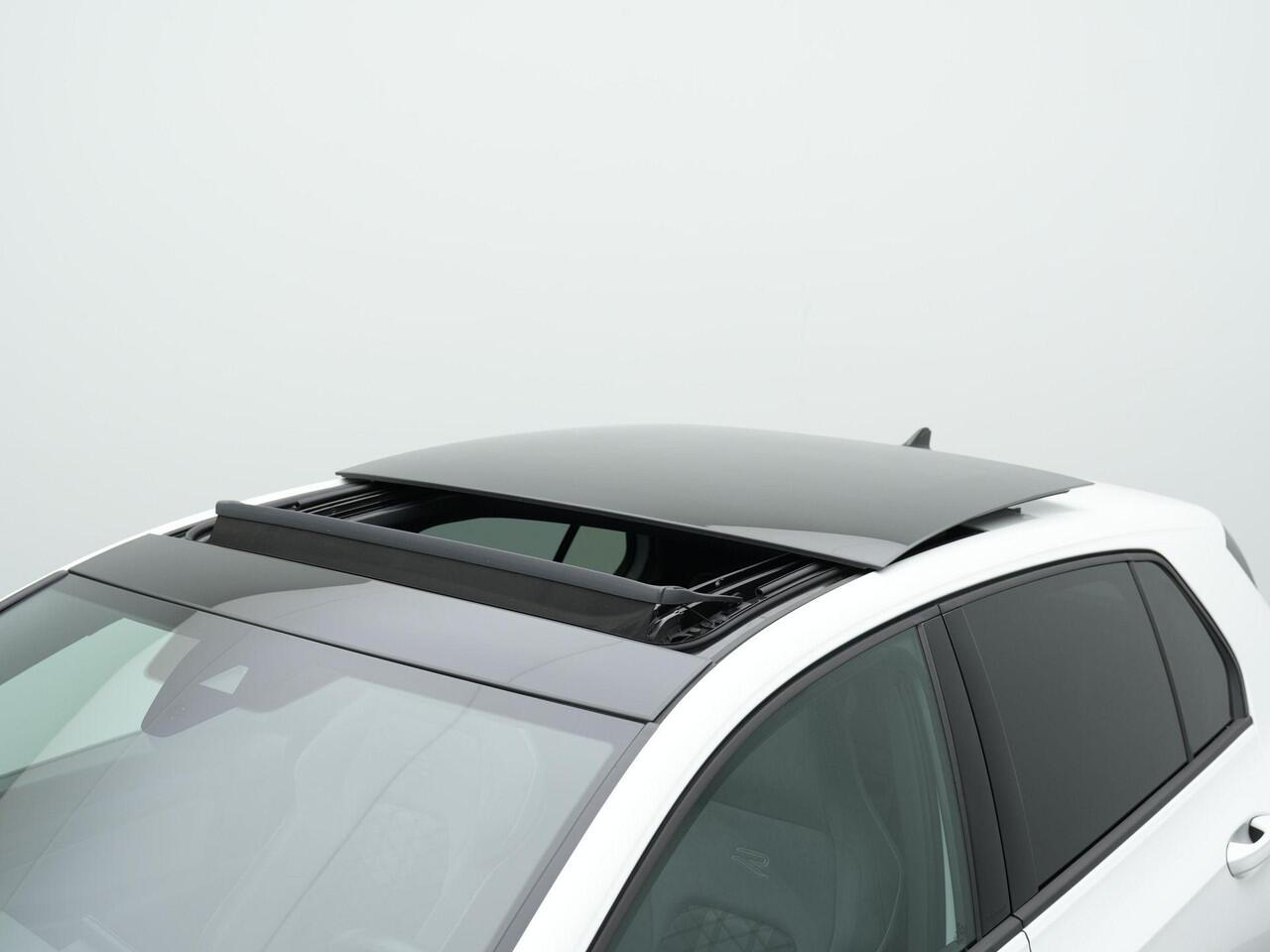 Volkswagen GOLF 1.5 eTSI DSG R-Line Business | Panoramadak | IQ Light | Stuur-/stoelverwarming | Achteruitrijcamera